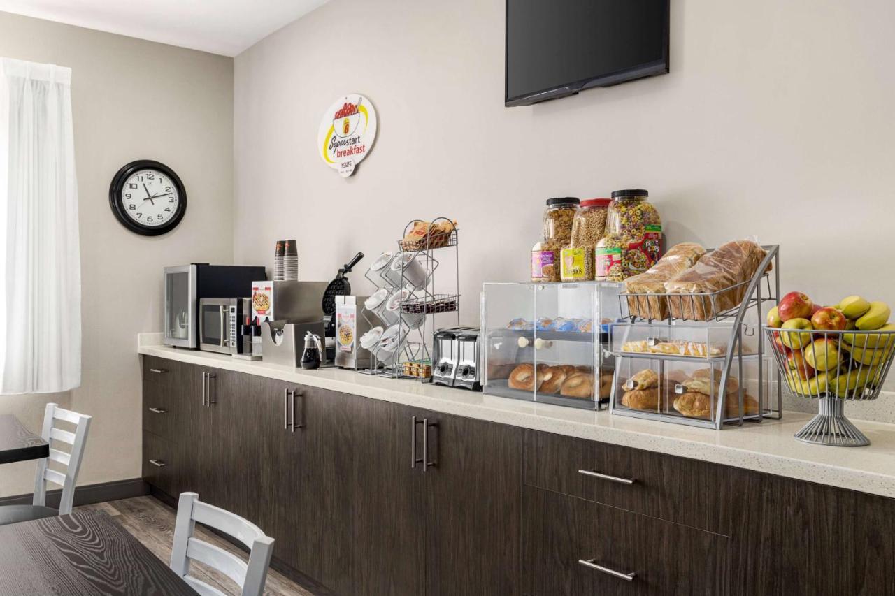 Hotel Super 8 By Wyndham Sarnia On Esterno foto