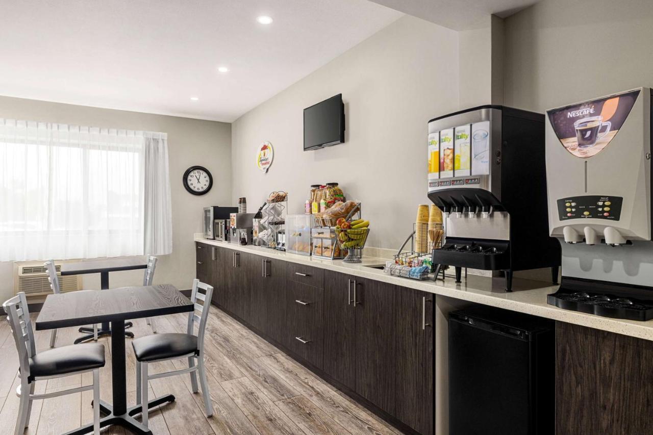 Hotel Super 8 By Wyndham Sarnia On Esterno foto