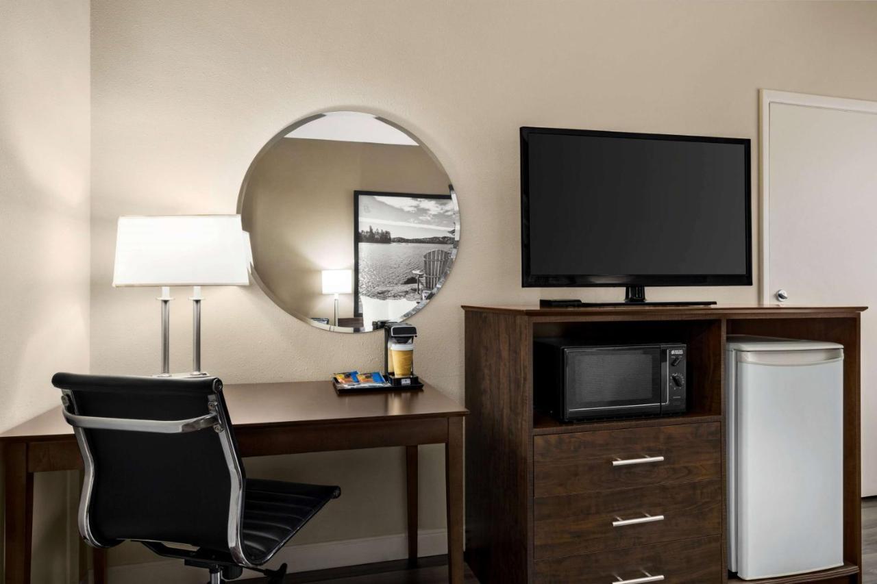 Hotel Super 8 By Wyndham Sarnia On Esterno foto