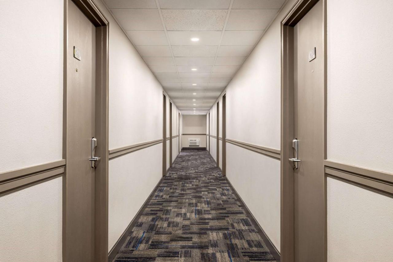 Hotel Super 8 By Wyndham Sarnia On Esterno foto