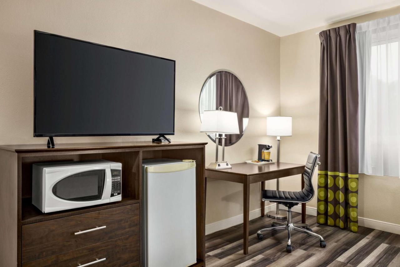 Hotel Super 8 By Wyndham Sarnia On Esterno foto