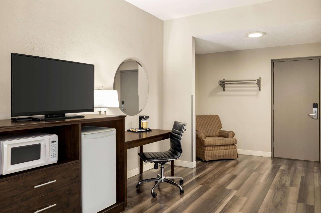 Hotel Super 8 By Wyndham Sarnia On Esterno foto
