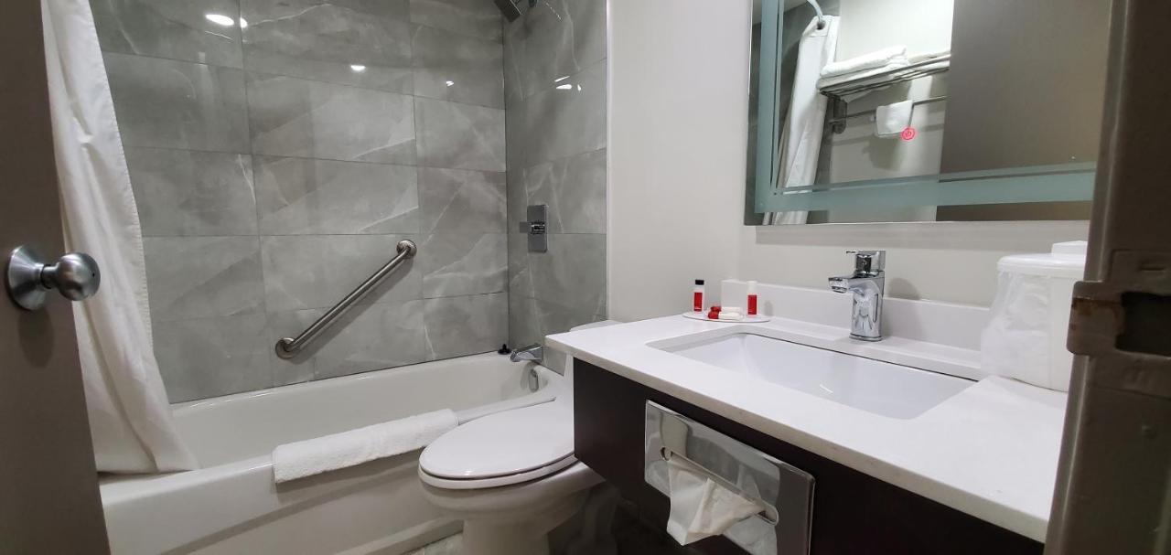 Hotel Super 8 By Wyndham Sarnia On Esterno foto