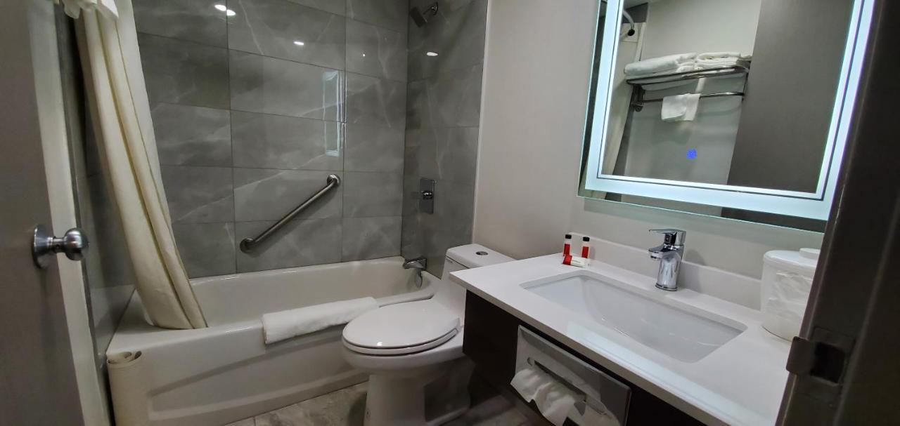 Hotel Super 8 By Wyndham Sarnia On Esterno foto