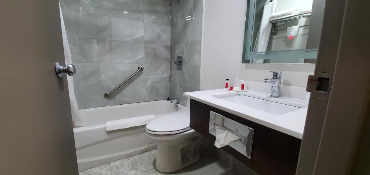 Hotel Super 8 By Wyndham Sarnia On Esterno foto